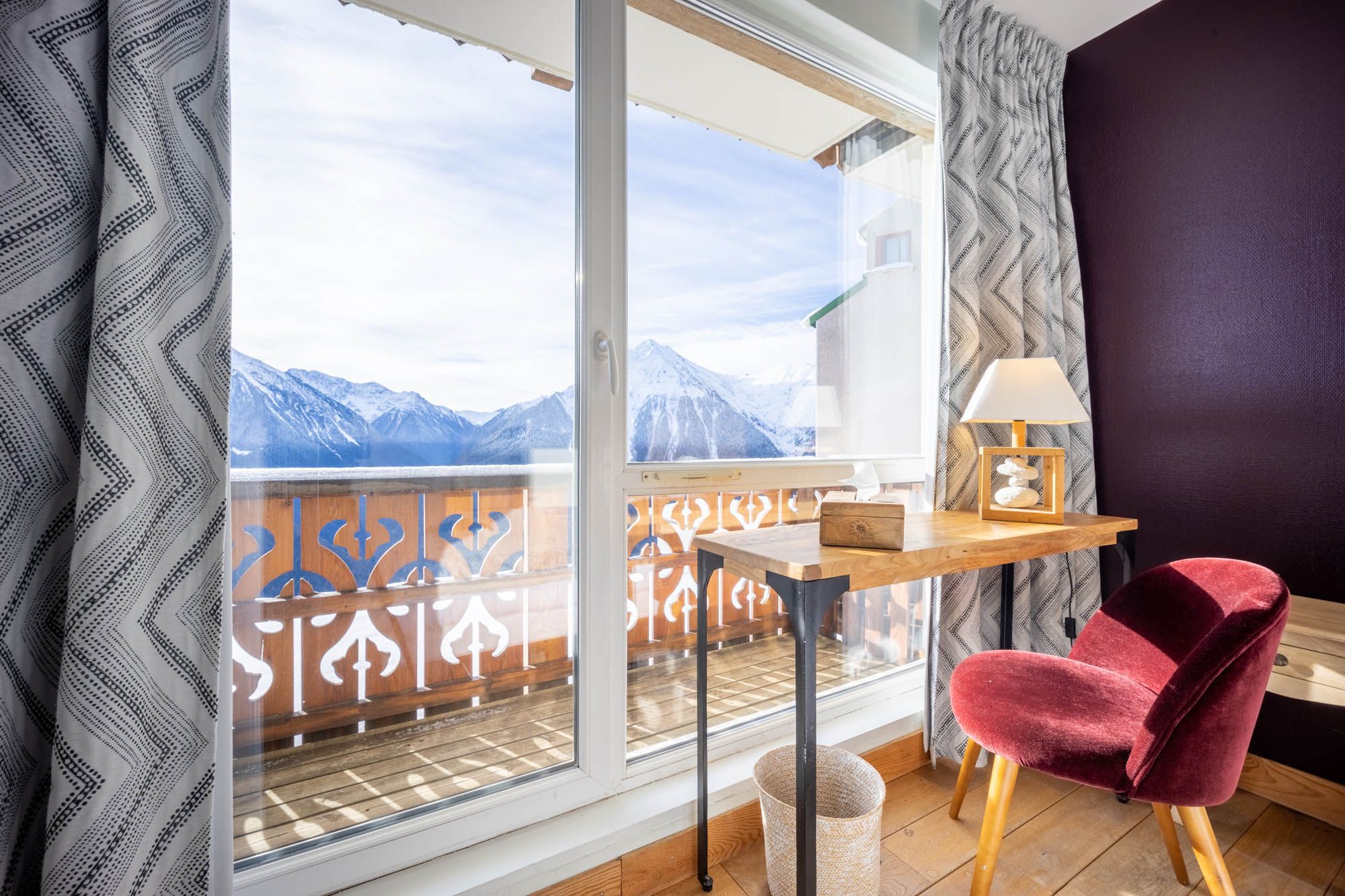 chambre et bureau avec vue montagne de l'hôtel Le Christiania à Saint-Lary