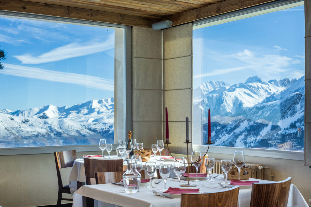 restaurant avec vue panoramic sur les montagne de l'hôtel Le Christiania à Saint-Lary